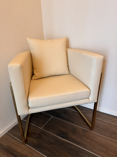 Stuhl in Leder beige