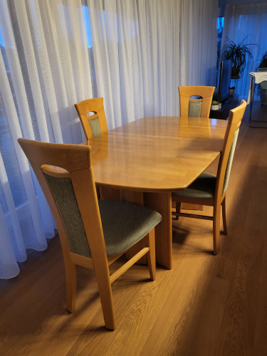 Ausziehbarer Esstisch aus Holz mit 5 Stühlen 350.00