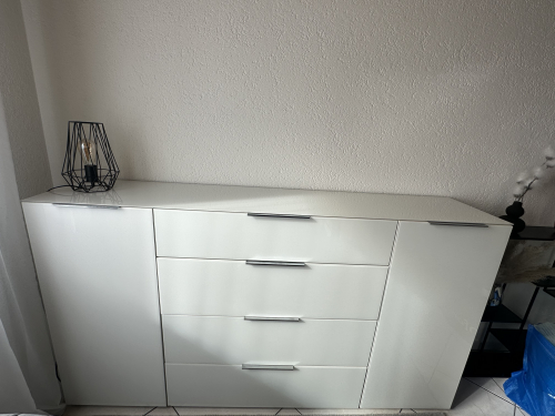 Weisses Sideboard mit Glasplatte