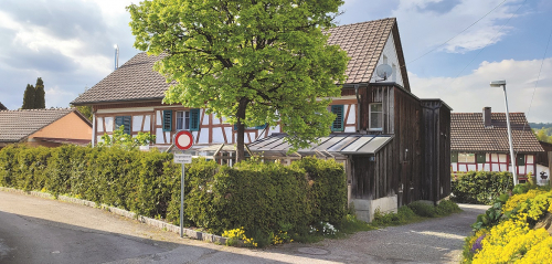 Grosszügiges Riegelhaus mit Terrasse und Garten, 6.5 Zimmer