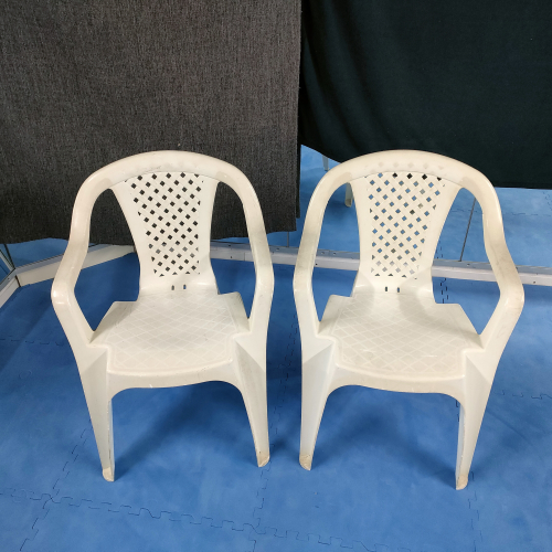 Zwei weisse Gartenstühle aus Kunststoff
