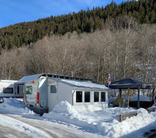 Wohnwagen mit festem Vorbau, in Fiesch VS (Camp. Eggishorn)