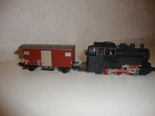 Dampflok mit Güterwagen
