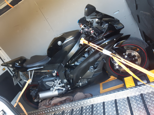 Motorrad- und Fahrzeugtransport