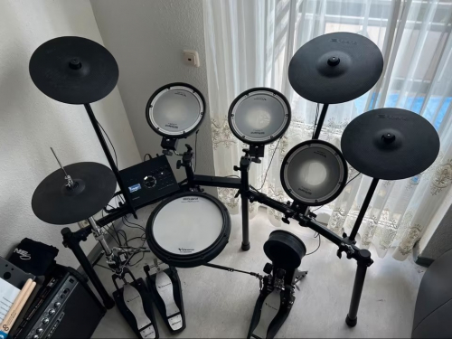 Roland TD-17KVX mit Roland RDH-102 Double-Bassdrum-Pedal.