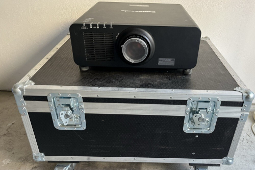 Panasonic PT-DZ870EK+Objektiv*3D DLP Beamer