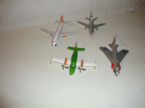 4 Flugzeuge