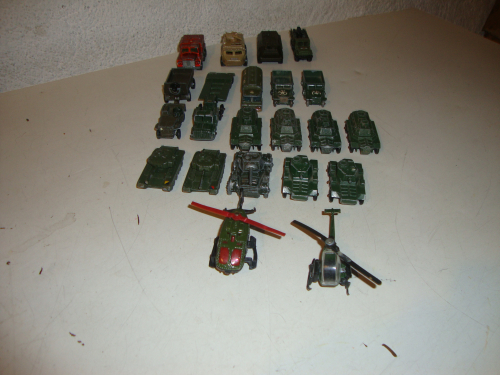 Diverse Militärfahrzeuge