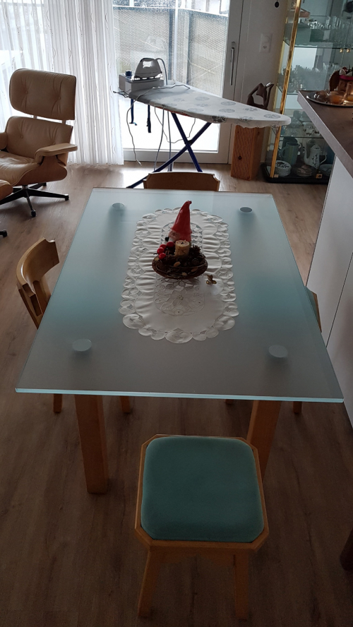 Glastisch mit 2x Stühle und 2 Hocker