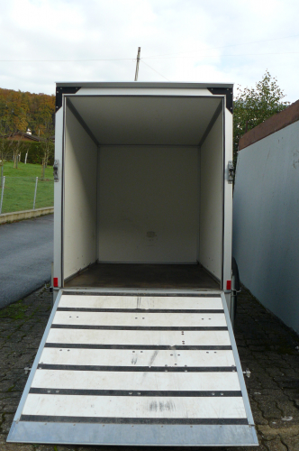 Kastenanhänger mit Auffahrrampe und Innenbeleuchtung 1300kg