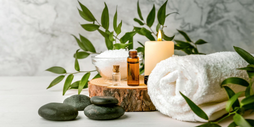 Junger Masseur bietet Hausbesuche an.