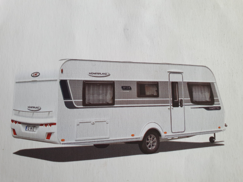 Wohnwagen mit Schutzdach
