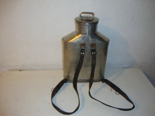 Alte Milchtrage