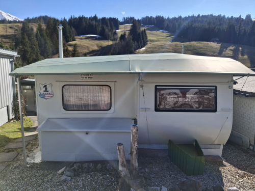Wohnwagen feststehend auf Campingplatz in Sörenberg (Rischli)