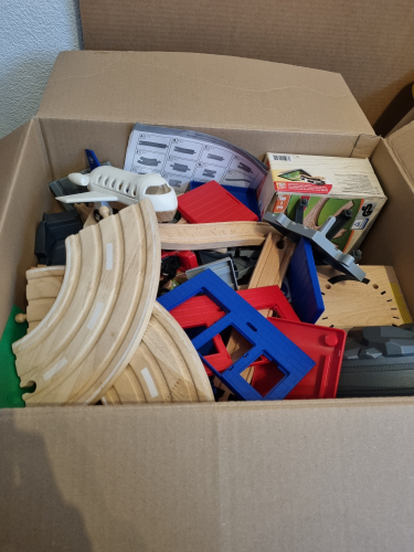 Grosses Set Eisenbahn oder Zug mit Holzschienen