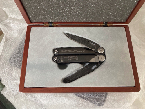 Leatherman Damascus Wave multitool