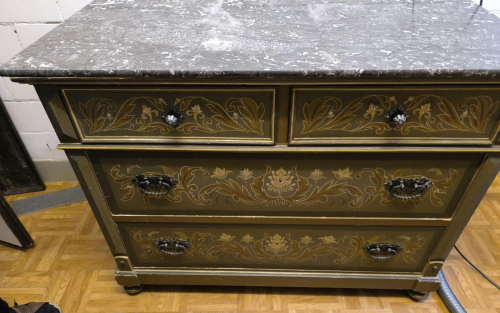 Kommode mit Bauernmalerei in Grün.