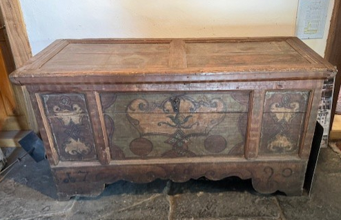 Antike bemalte bündner Bauerntruhe 1720 mit Originalschloss