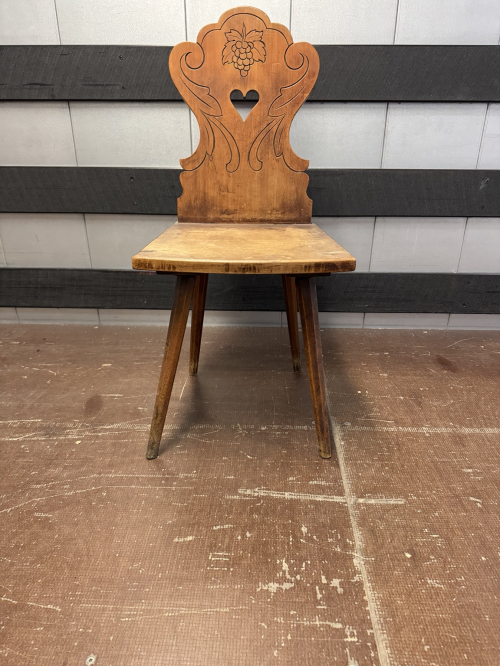 Massiver Bauernstuhl mit Herz geschnitzt rustikal
