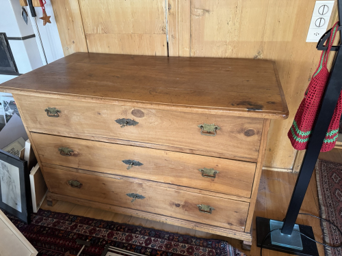 Antike Bauernkommode aus Massivholz (19. Jh.)
