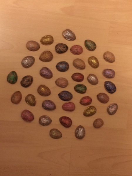 Farbige Walnuss Deko