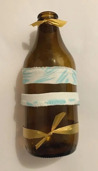 Glasvase mit Stoffdeko