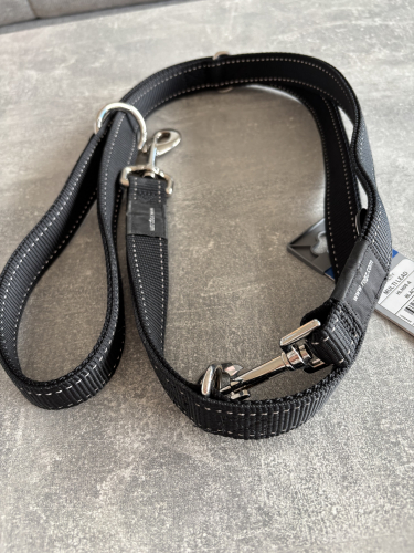 Neue Hundeleine schwarz