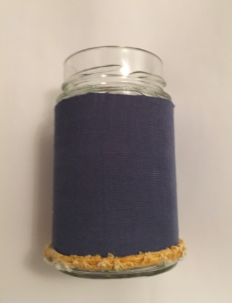  Glasvase mit blauem Stoff