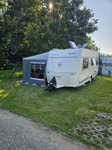 Wohnwagen auf Campingplatz
