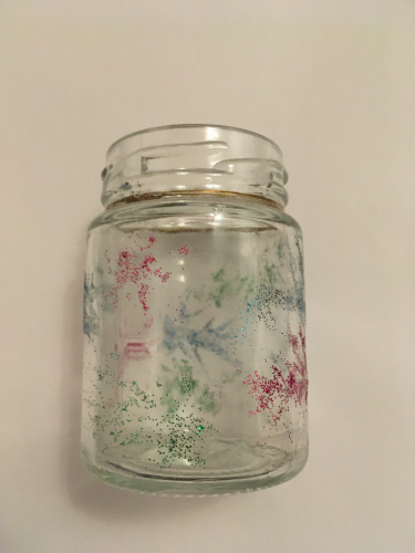 Glasvase mit farbigen Glitzerpflanzen