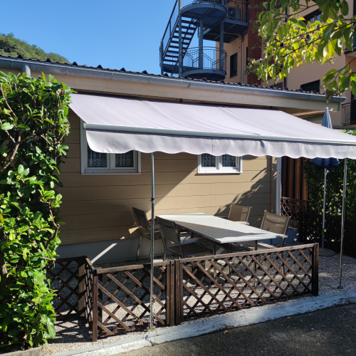 Wohnwagen m 3 Zimmer, fester Vorbau am Comersee, privater Camping