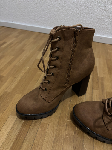 Braune Stiefeletten mit Absatz   