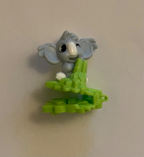 Kleiner Elefant mit Pflanze
