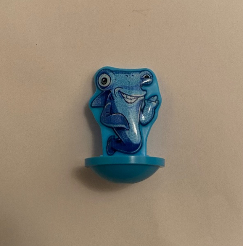Kleiner blauer Hai mit Surlideckel