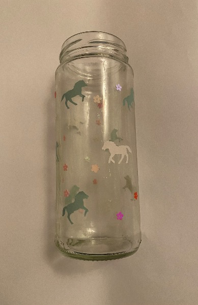 Glasvase mit Pferden und Blumen