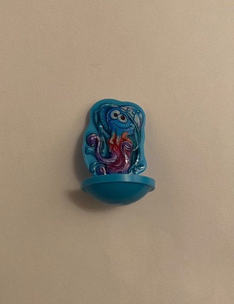 Kleine farbige Medusa mit Surlideckel